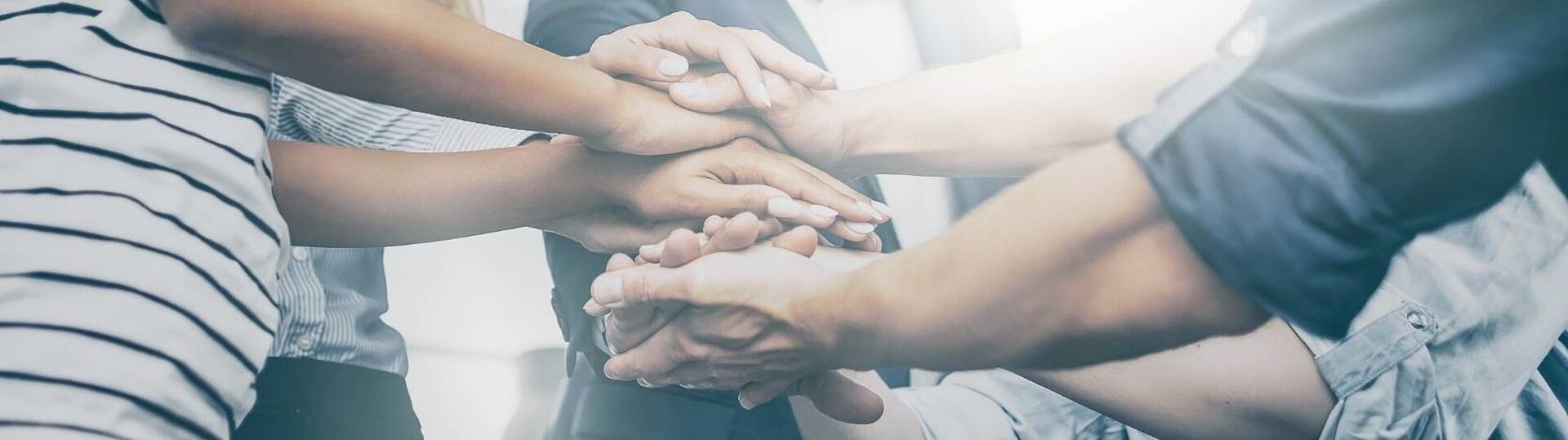 MPDV Values MPDV Values. Menschen legen ihre Hände übereinander